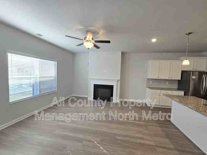 438 Lanier Cir - Photo 4 of 21