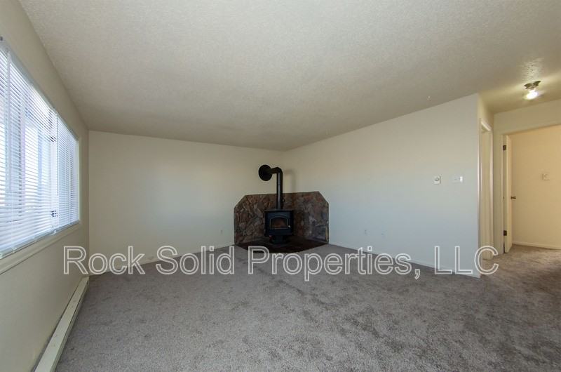 1825 Edgewater Ave - Photo 3 of 21