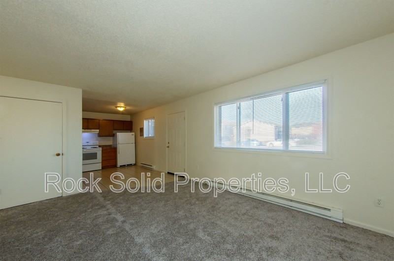 1825 Edgewater Ave - Photo 4 of 21