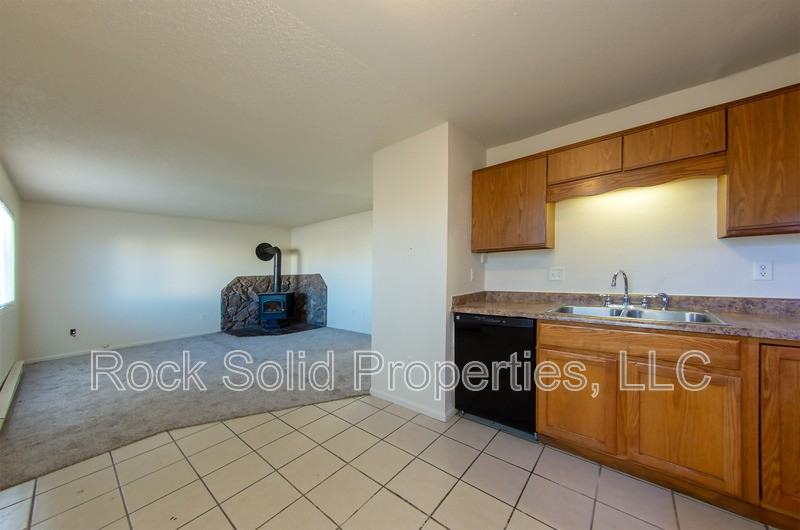 1825 Edgewater Ave - Photo 7 of 21