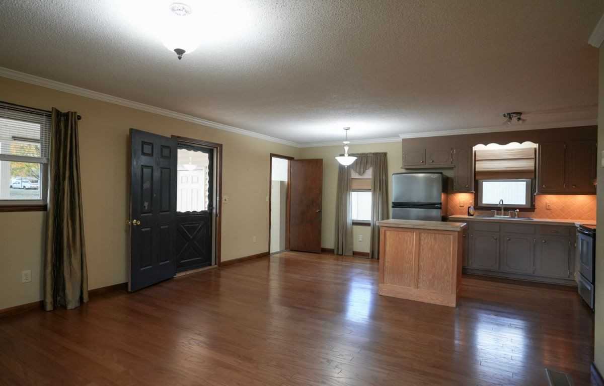 116 Harriet Ln - Photo 3 of 13