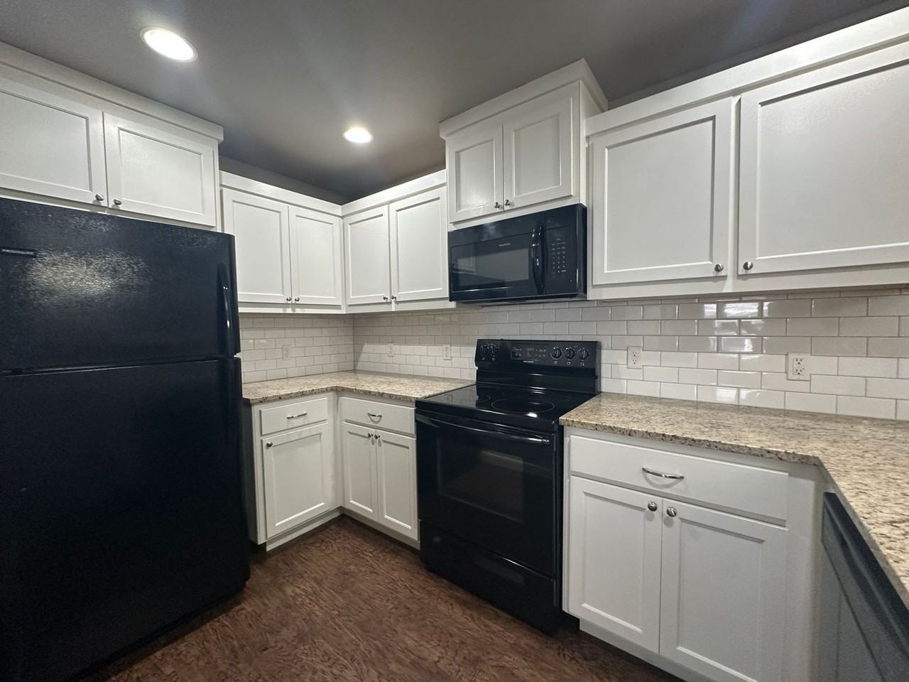 749 Southwest 13th Street - Photo 5 of 33