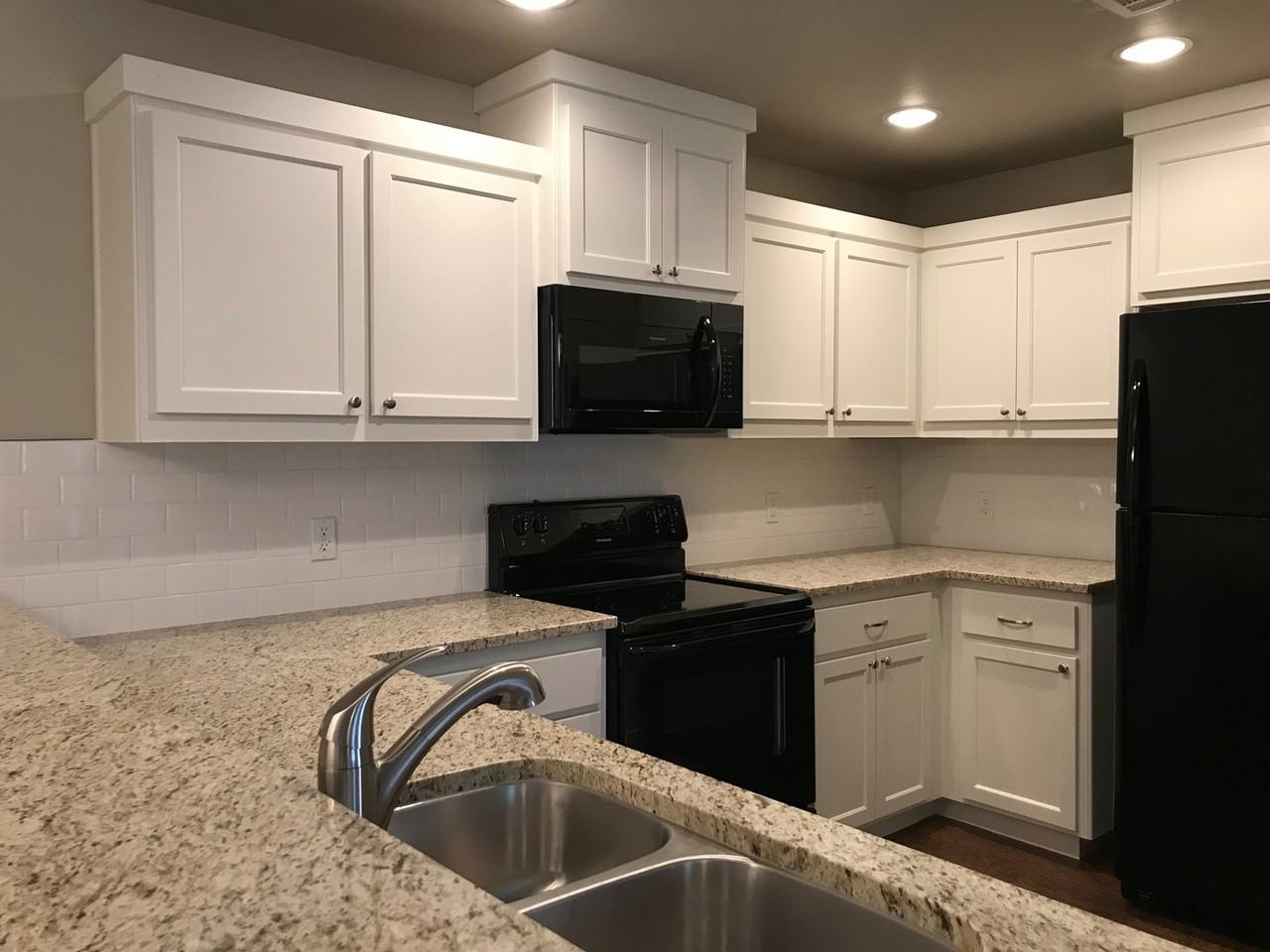 749 Southwest 13th Street - Photo 6 of 33