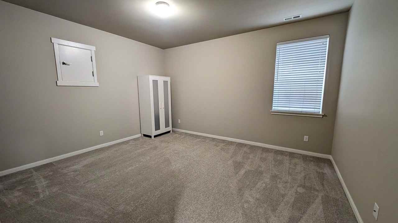 607 77th Dr Se - Photo 5 of 31