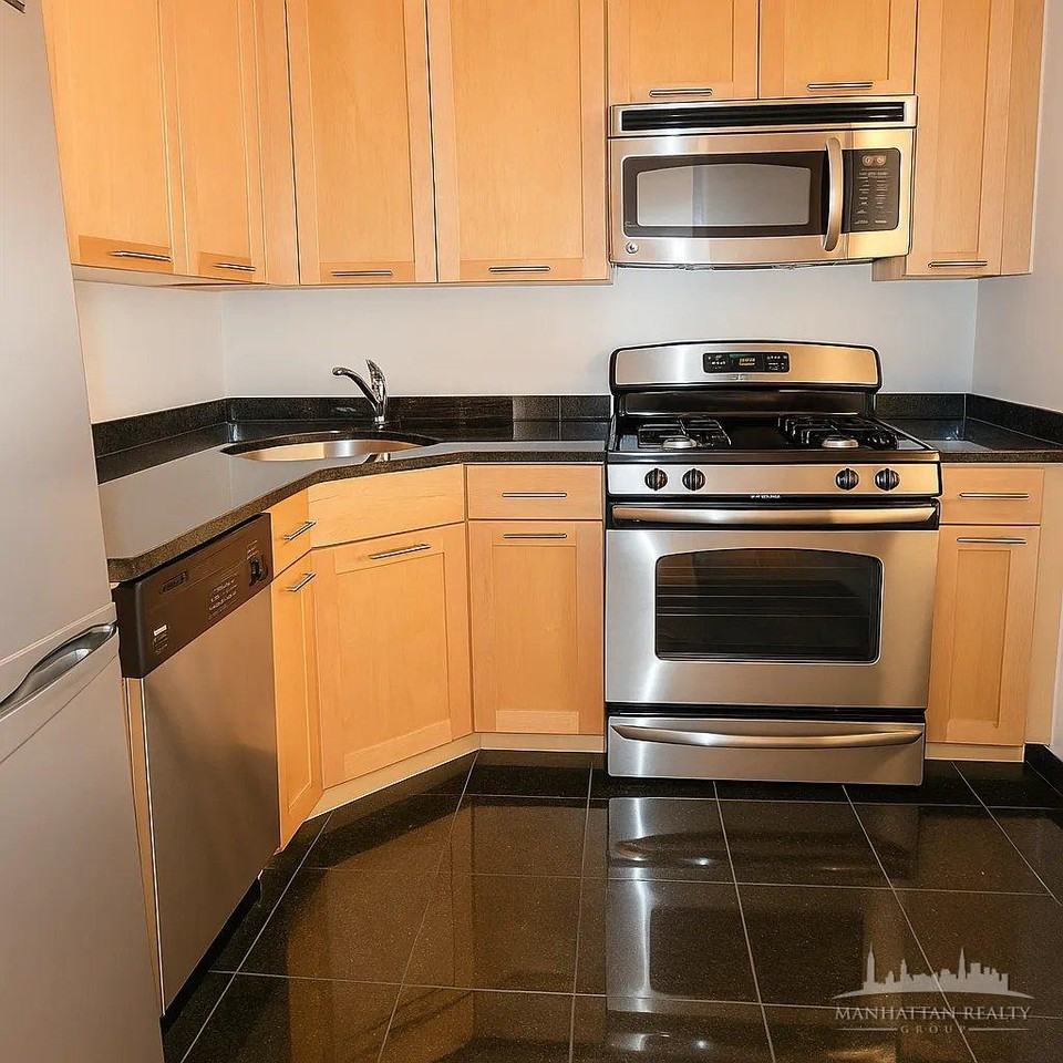 East 49th Street #2P - Photo 3 of 5