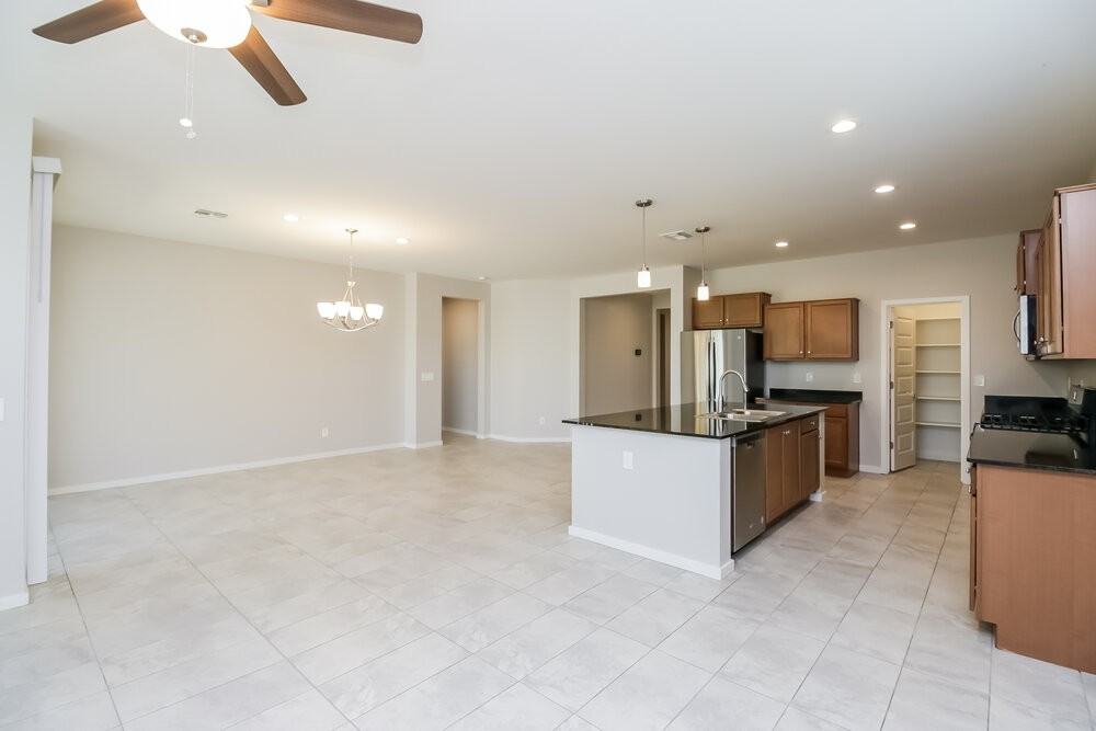 654 West Glen Canyon Drive - Photo 3 of 16