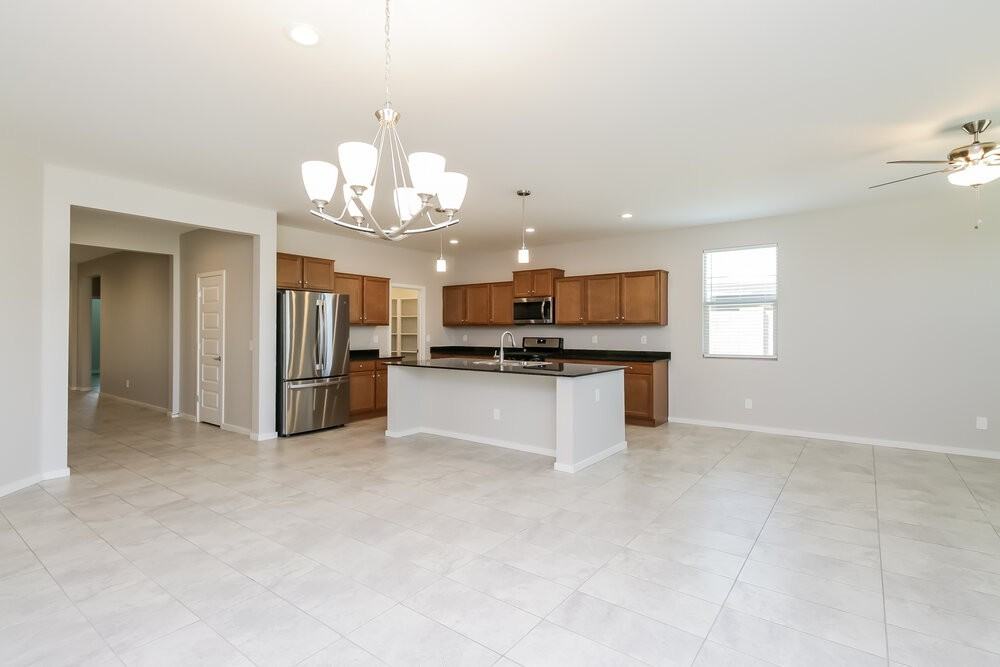 654 West Glen Canyon Drive - Photo 4 of 16