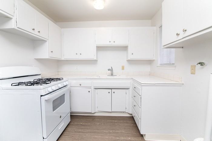 10242 South White Rock Road - Photo 6 of 10