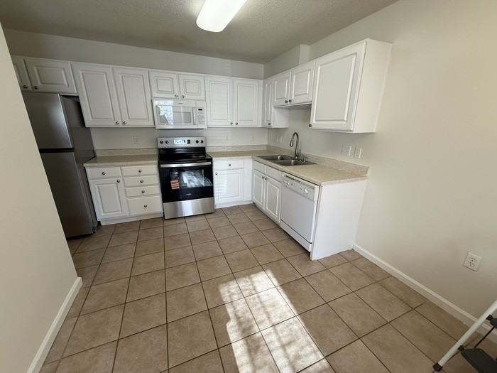 2511 Huntscroft Ln #100 - Photo 2 of 15