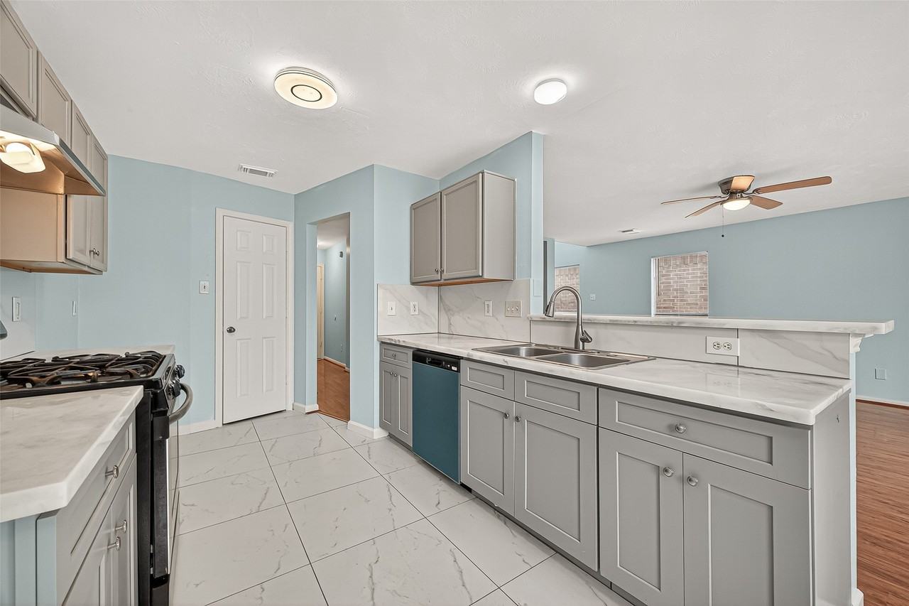 6710 Bellaire Gardens Dr #6710 - Photo 7 of 48