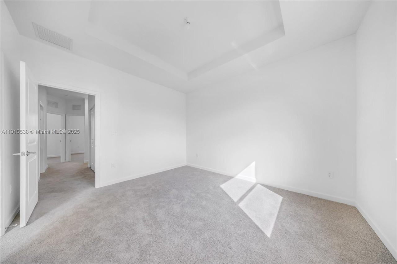 2751 Se 25th Ave #2751 - Photo 2 of 33