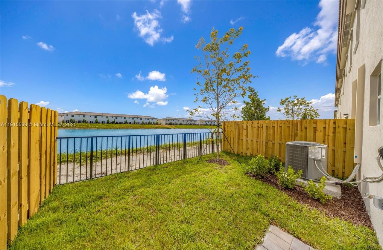 2751 Se 25th Ave #2751 - Photo 4 of 33