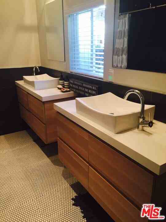 559 Vernon Avenue #559 - Photo 3 of 21