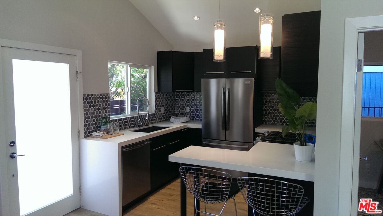 559 Vernon Avenue #559 - Photo 7 of 21