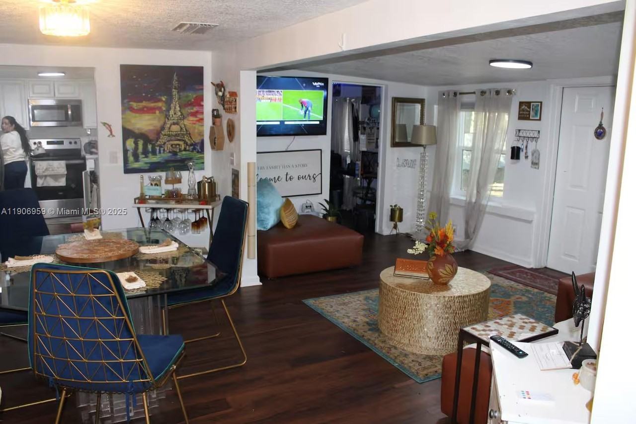 2425 Se 10th Ave #2425 - Photo 2 of 17