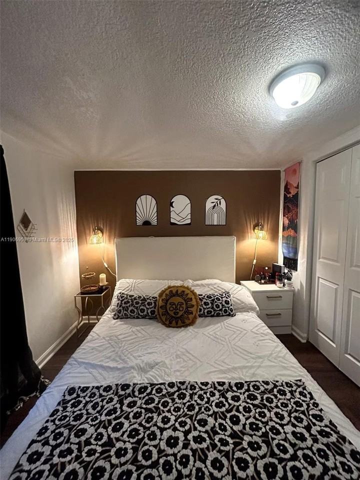 2425 Se 10th Ave #2425 - Photo 3 of 17