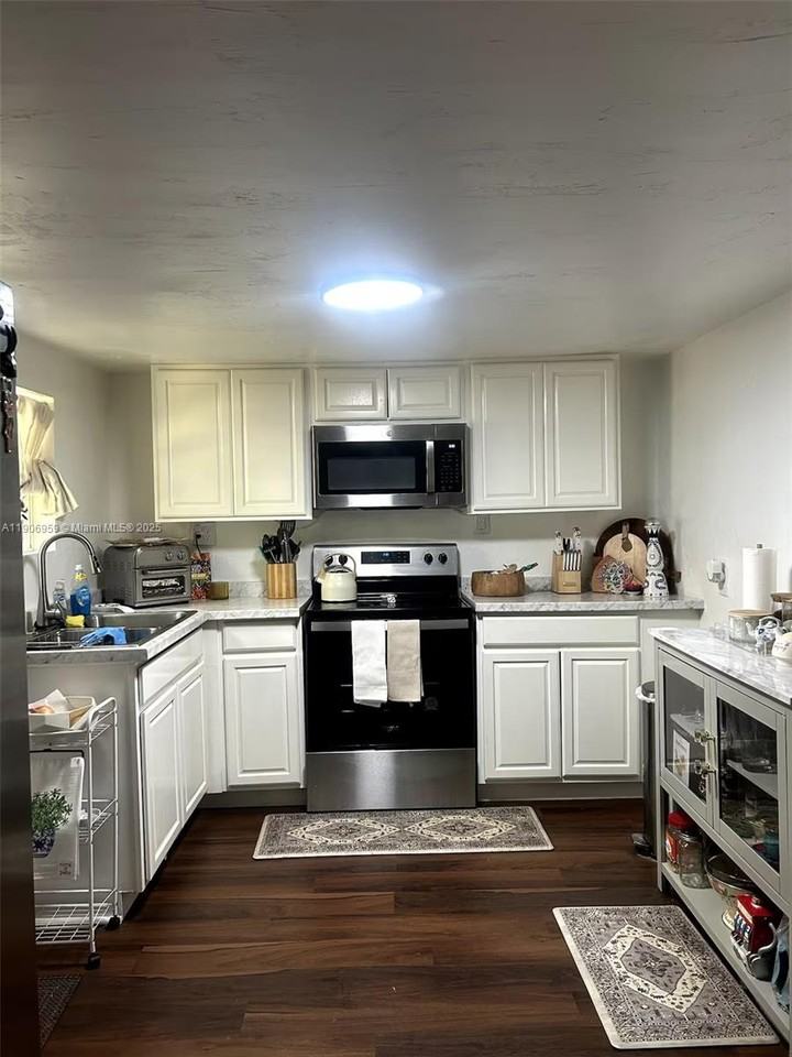 2425 Se 10th Ave #2425 - Photo 4 of 17