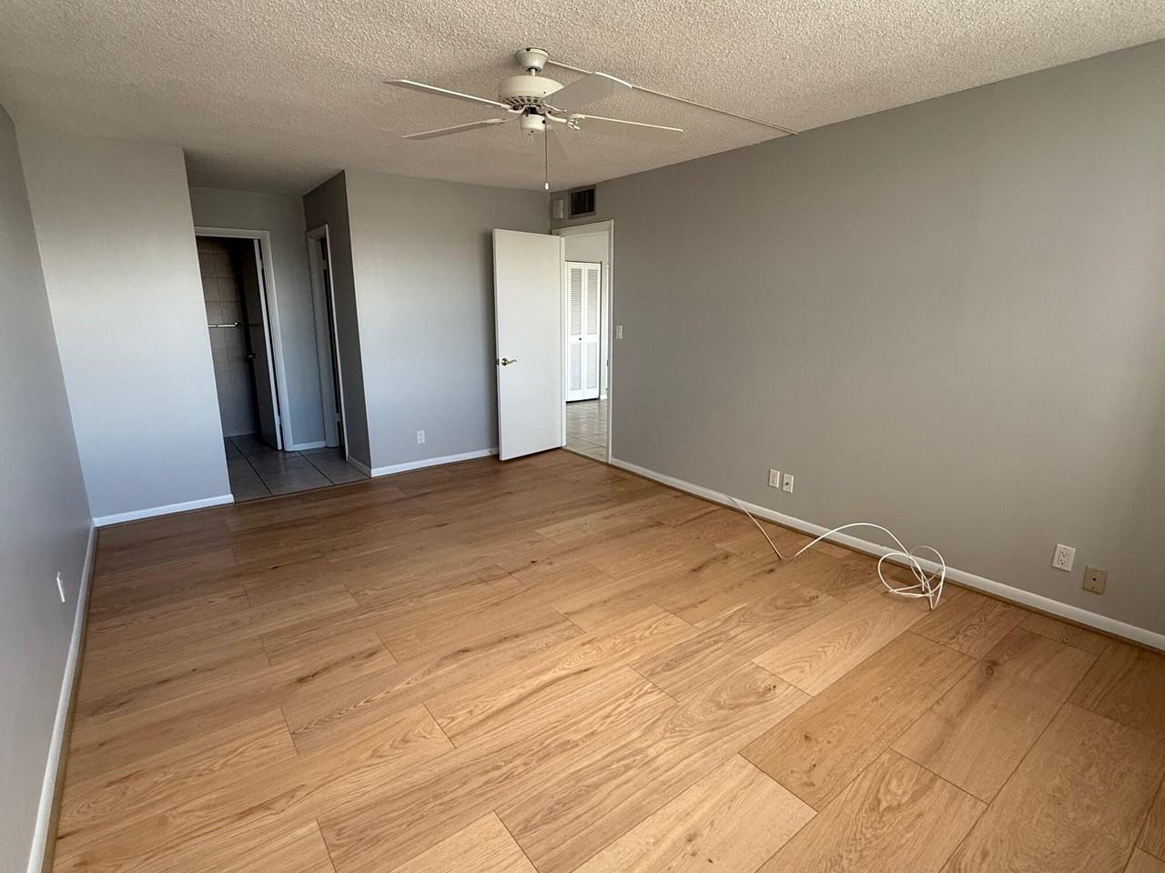 1236 Hillsboro Mile #1236-508 - Photo 4 of 30