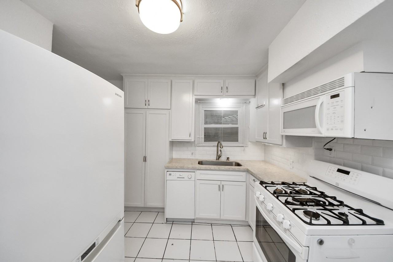 2332 Sheridan St #2332B - Photo 7 of 44