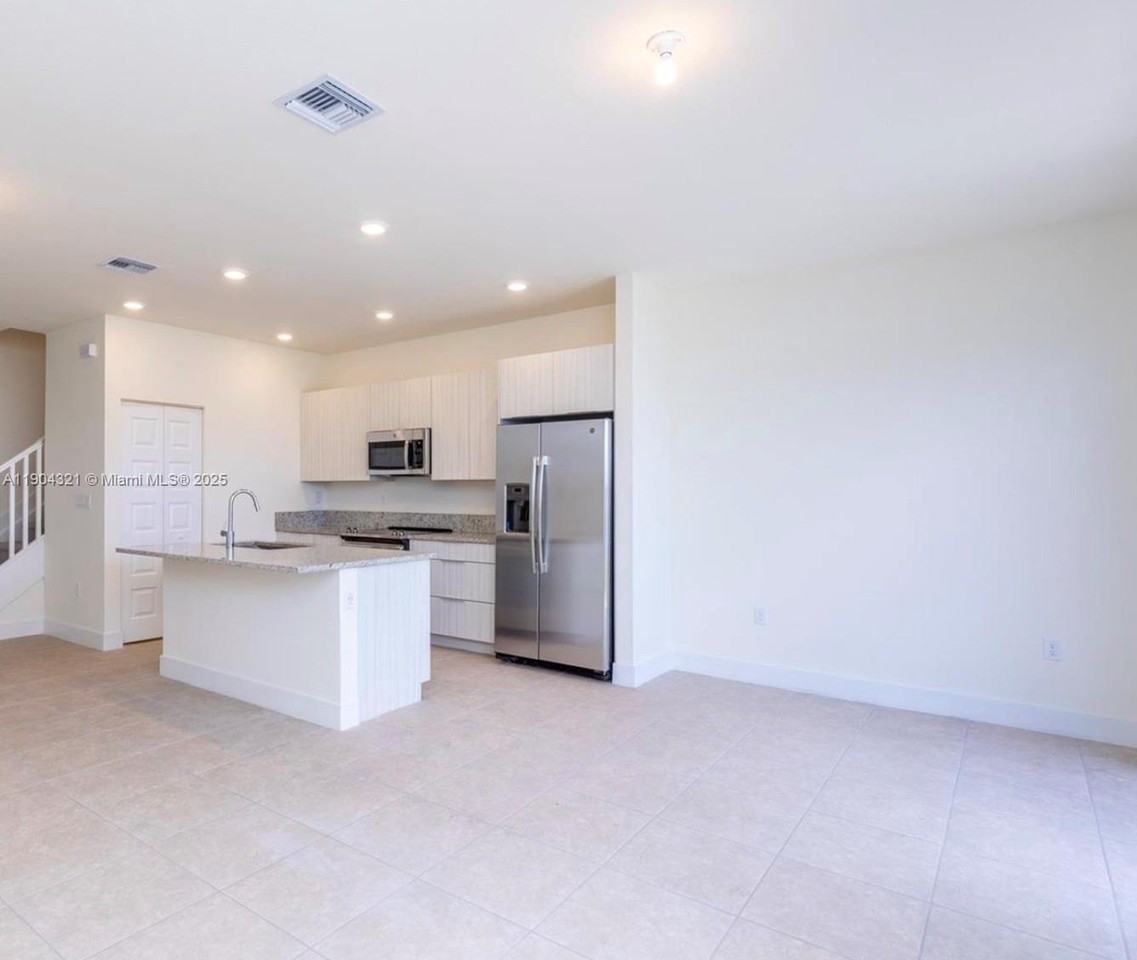15861 NW 90th Ct - Photo 2 of 31