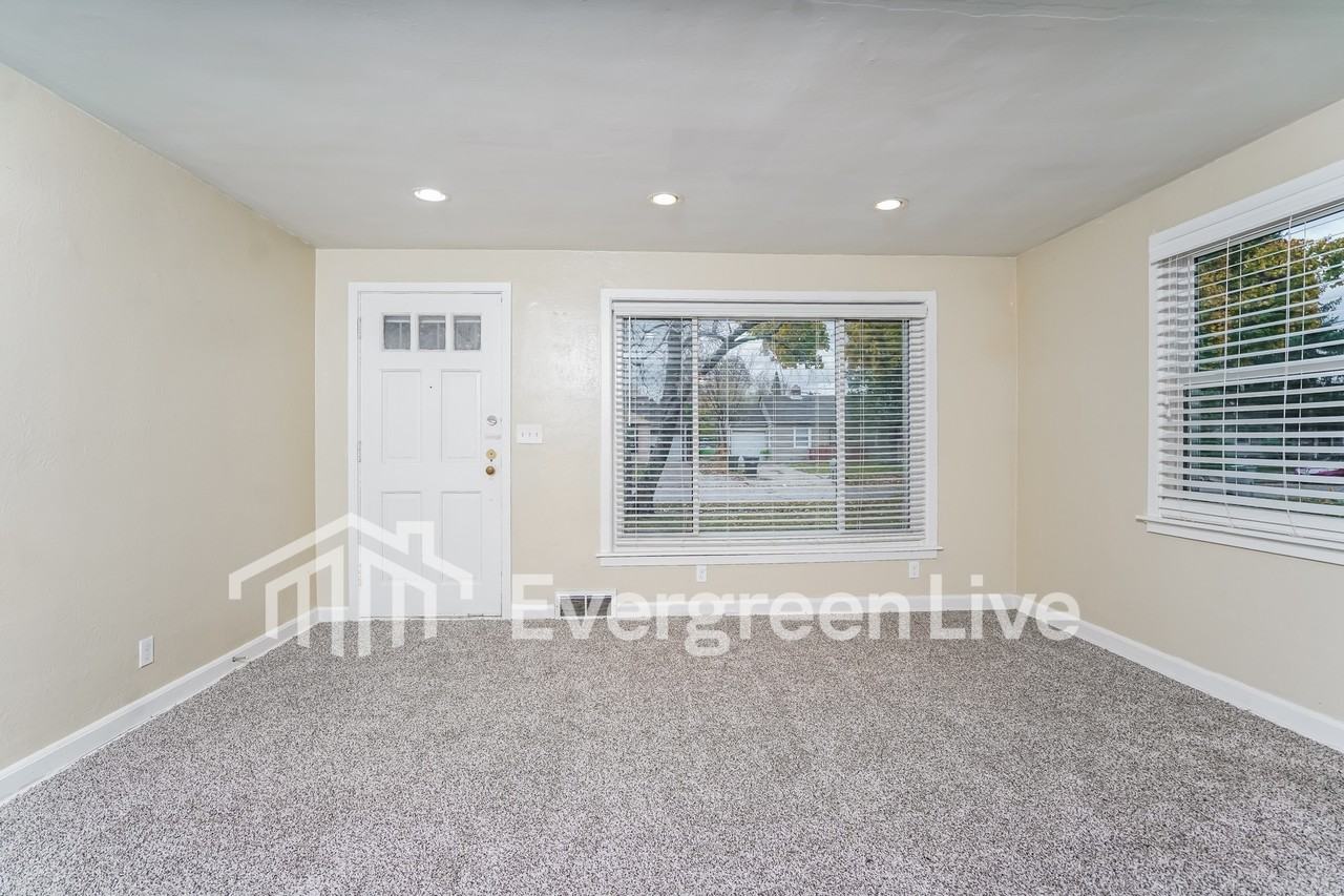 5125 W Stark St - Photo 5 of 16