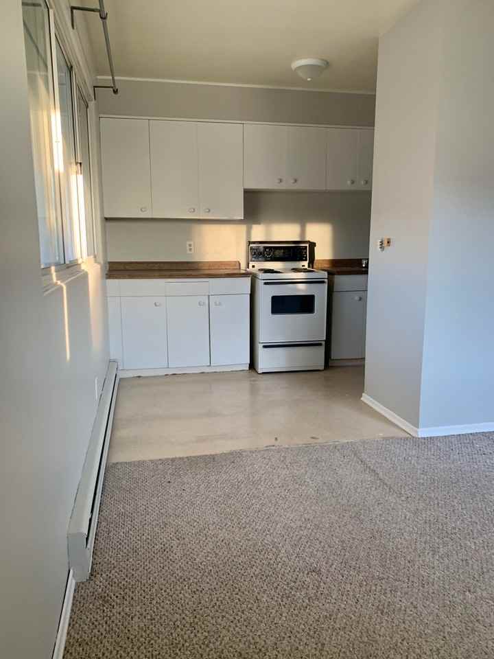 10155 95 St NW - Photo 4 of 7