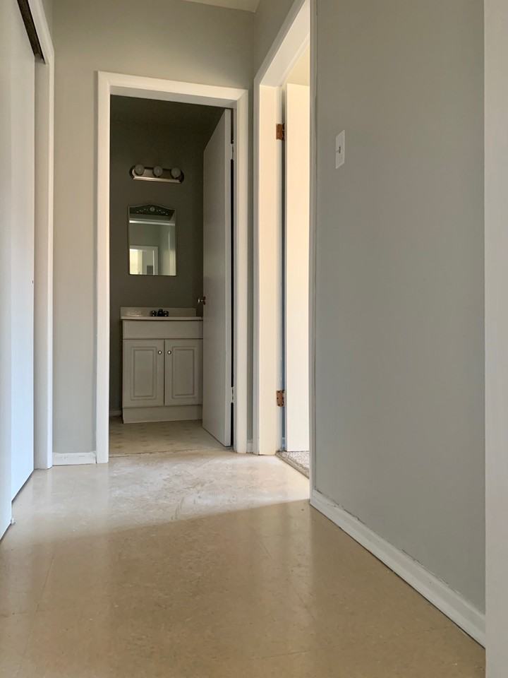 10155 95 St NW - Photo 6 of 7