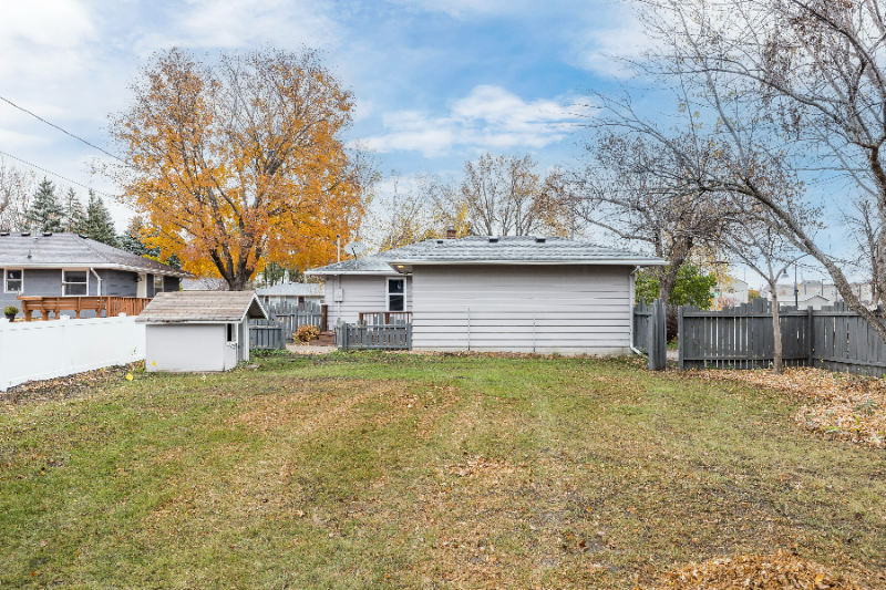 301 W 2nd St - Photo 4 of 19