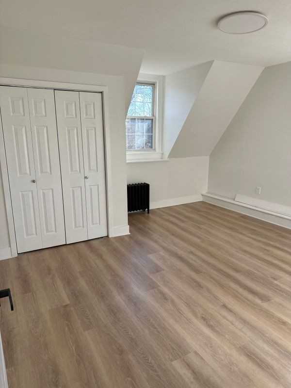 192 Sargeant St - Photo 4 of 9