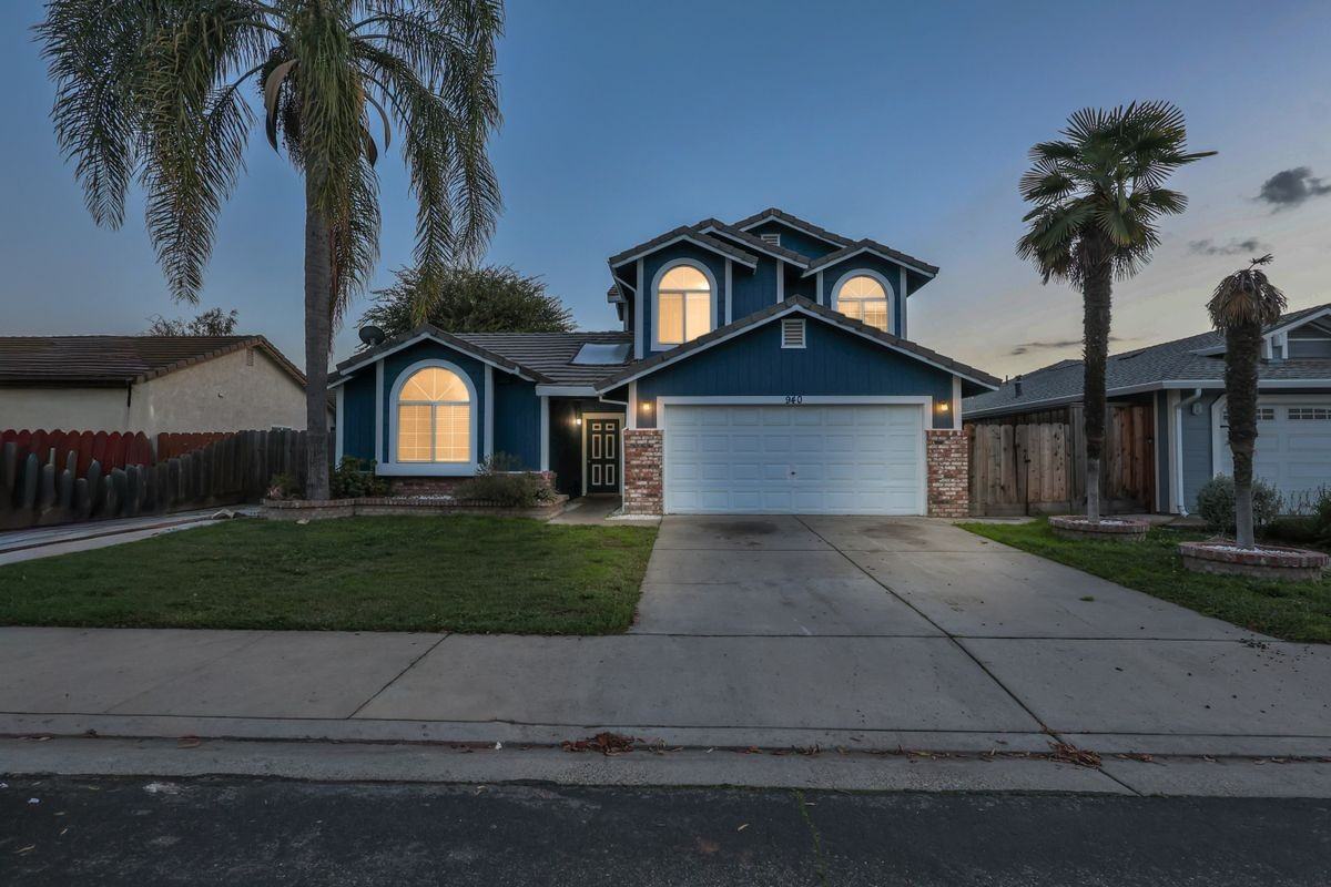 940 Collegeview Drive - Photo 2 of 47