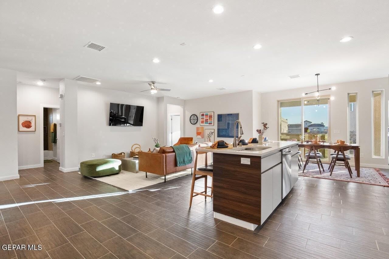 245 Emerald Tower Dr - Photo 5 of 27