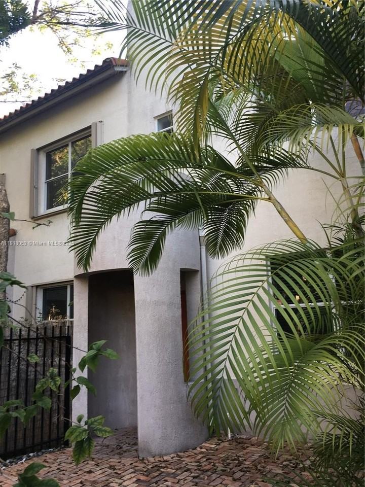 3051 Center St #9 - Photo 3 of 11