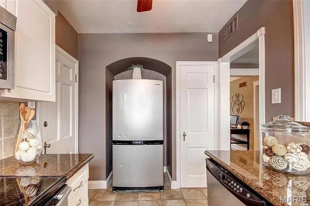 925 S Hanley Rd #F - Photo 2 of 12