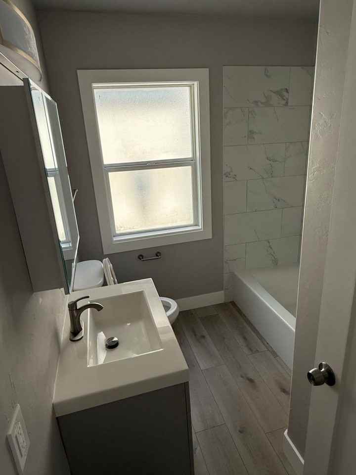 2327 Custer Ave - Photo 4 of 19