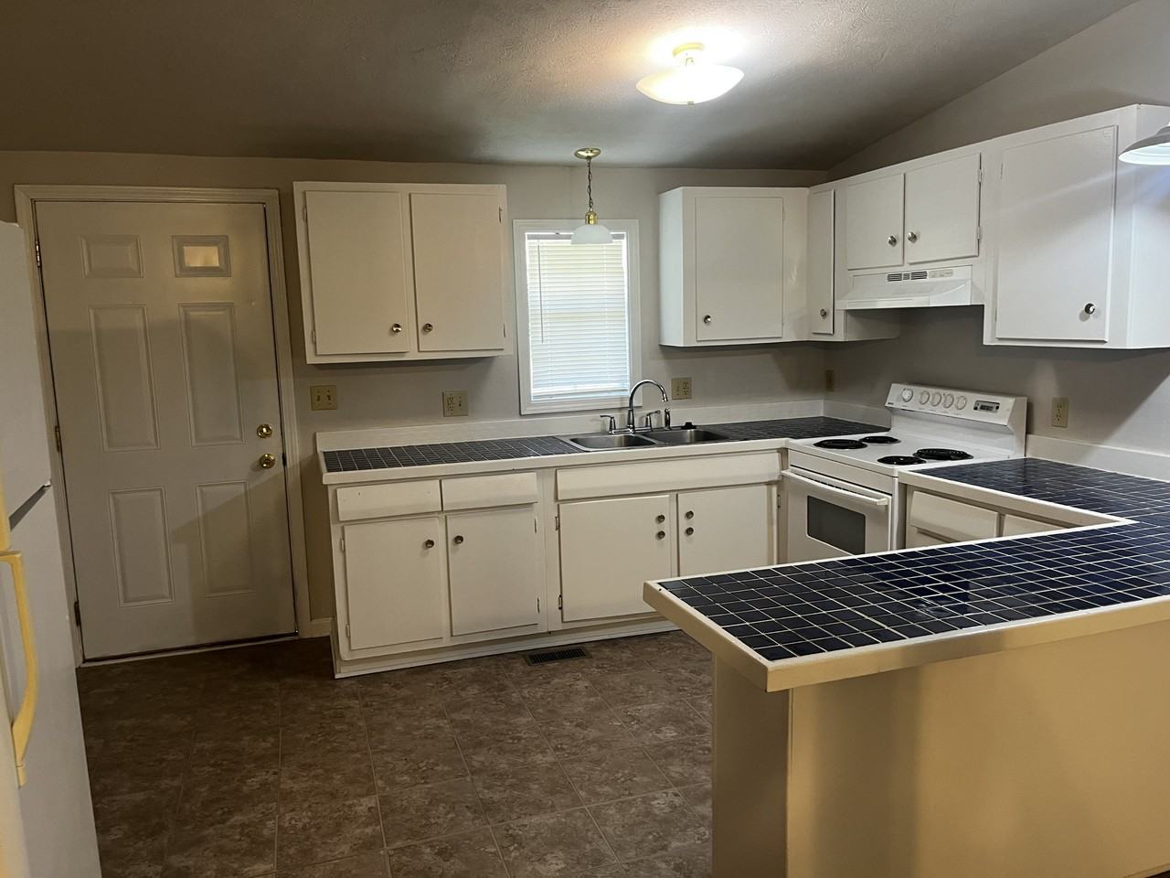 713 Maple Street #B - Photo 2 of 6