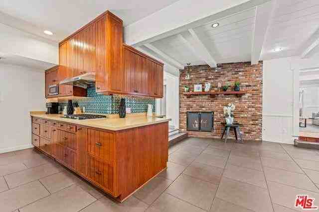 23057 Sylvan St - Photo 4 of 8