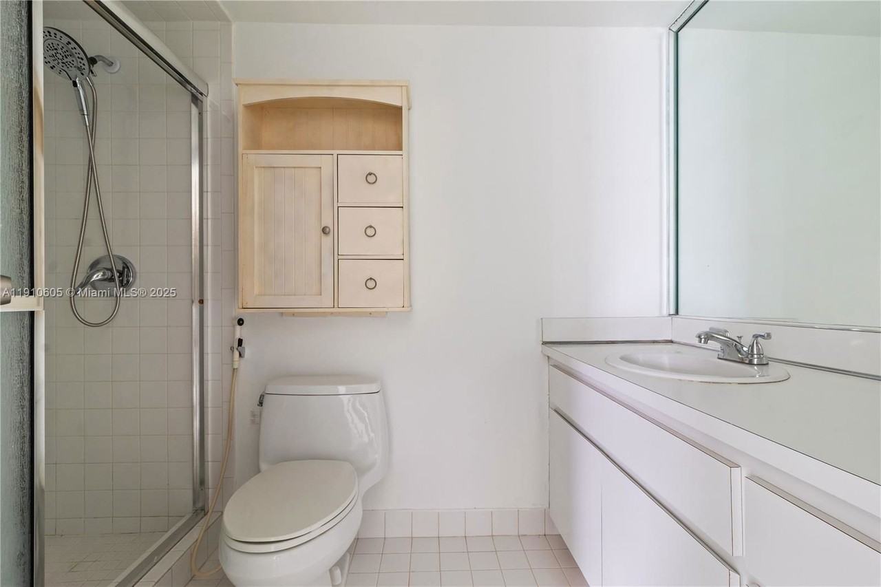 10353 N Kendall Dr #BB1 - Photo 5 of 8