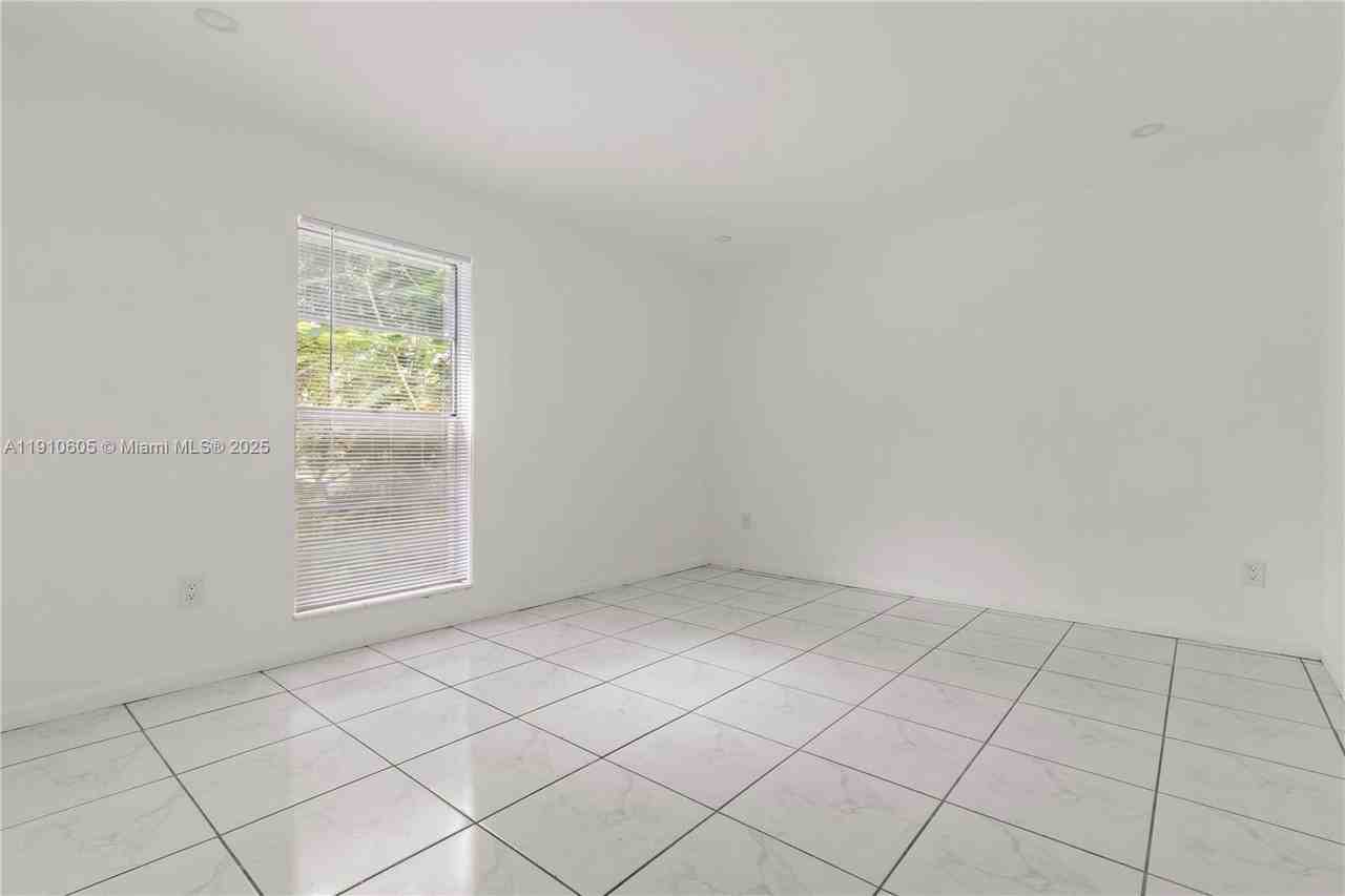 10353 N Kendall Dr #BB1 - Photo 6 of 8