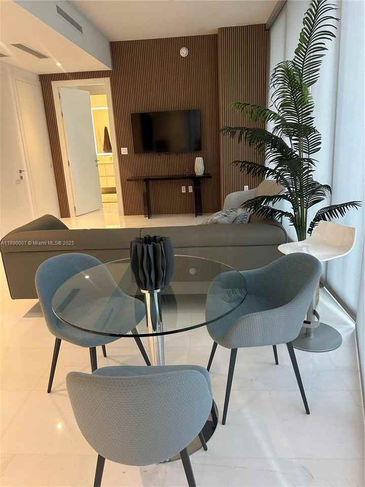 300 S Biscayne Blvd #906 - Photo 2 of 8