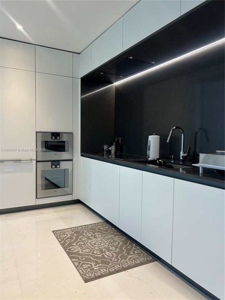 300 S Biscayne Blvd #906 - Photo 4 of 8