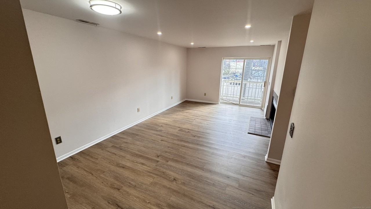 25 Janet Cir #F - Photo 2 of 23