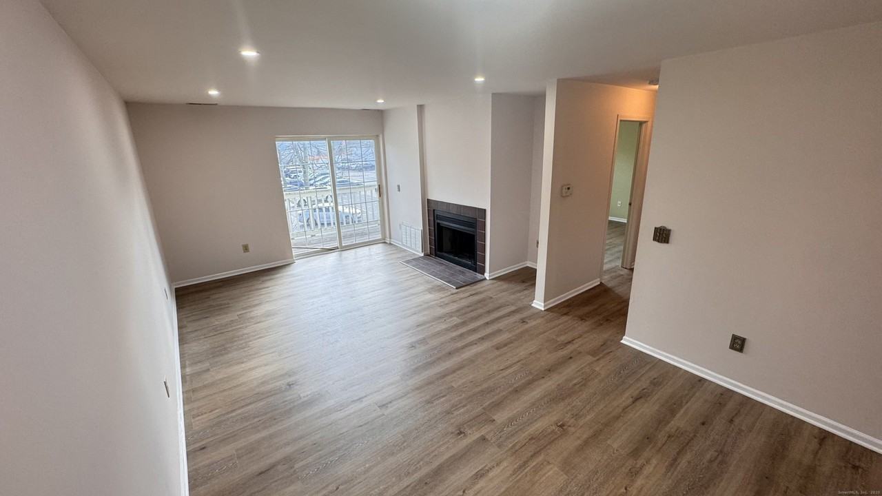 25 Janet Cir #F - Photo 3 of 23