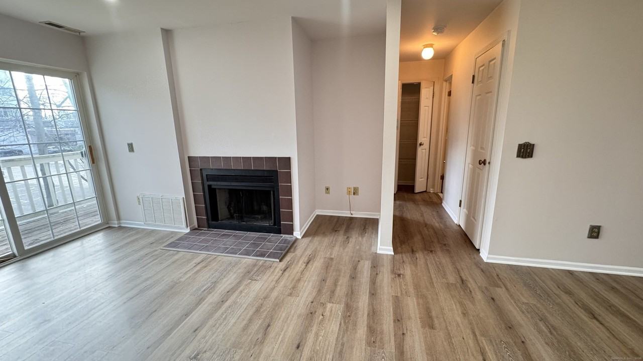 25 Janet Cir #F - Photo 6 of 23