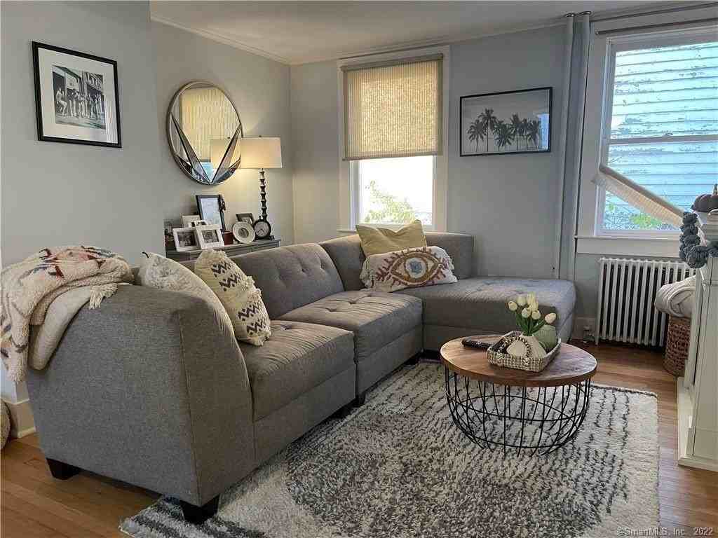 112 Thames St - Photo 4 of 13