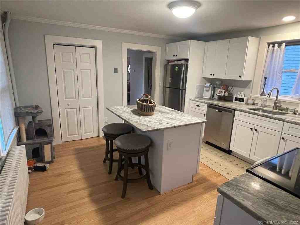 112 Thames St - Photo 7 of 13