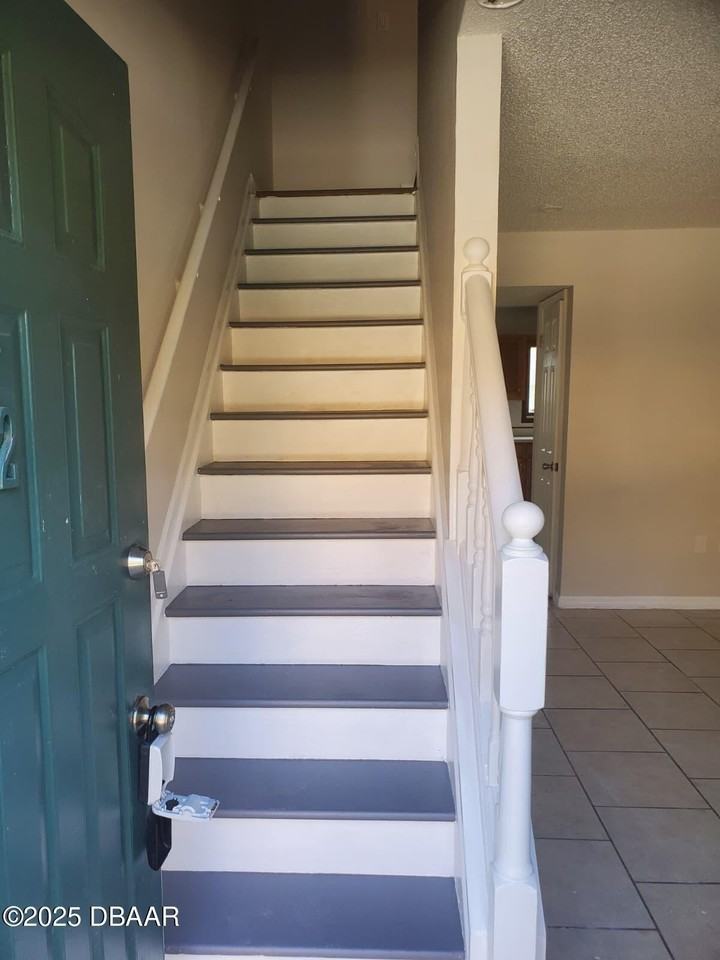 814 N Halifax Ave - Photo 4 of 15