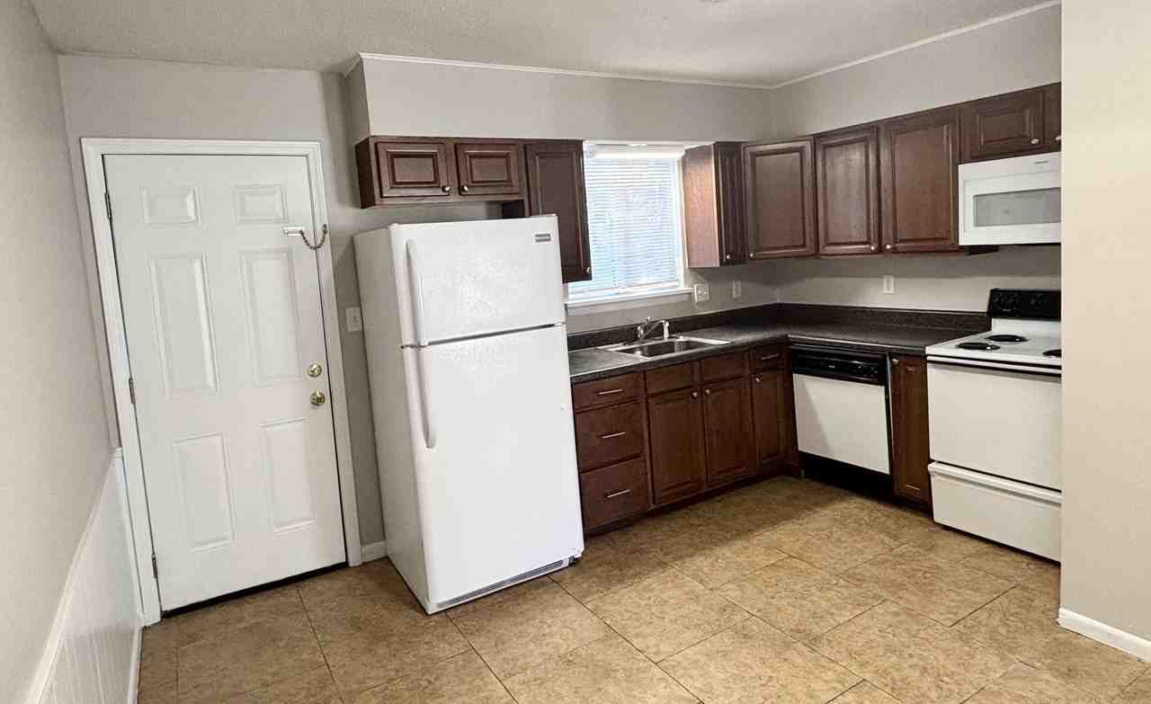 322 Pelham Rd Apt B #B - Photo 6 of 10