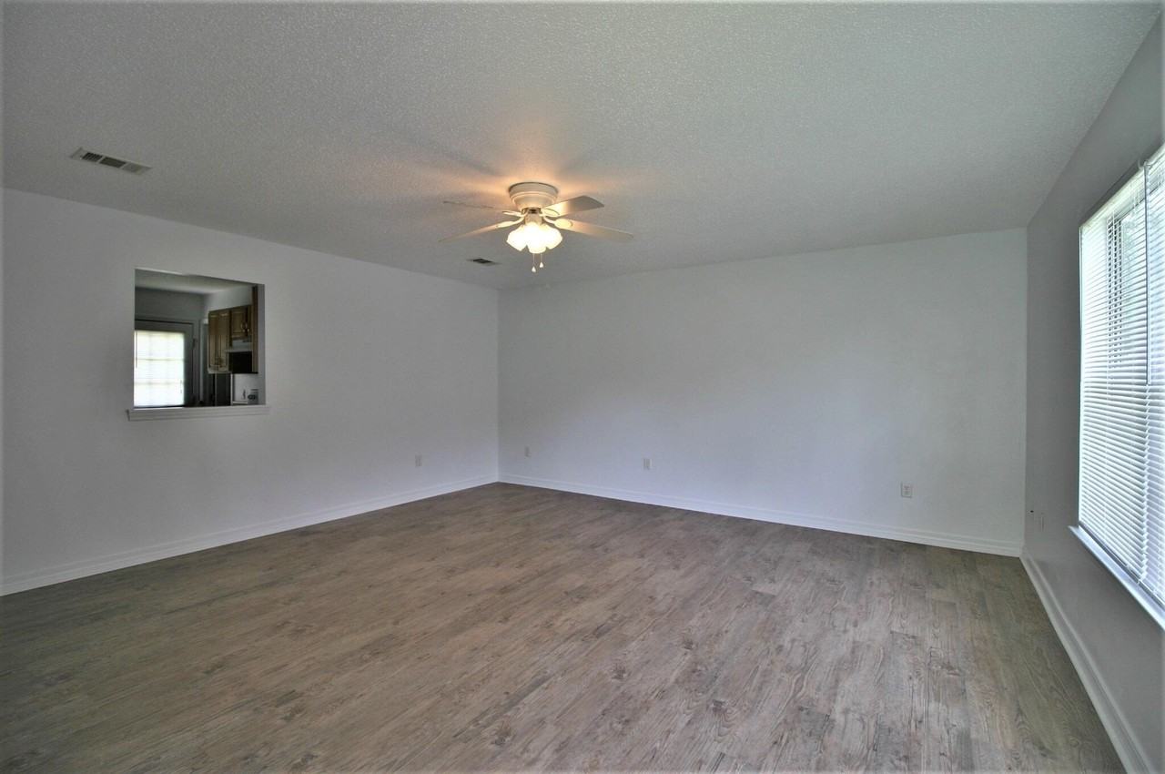 552 Brock Ave - Photo 2 of 13