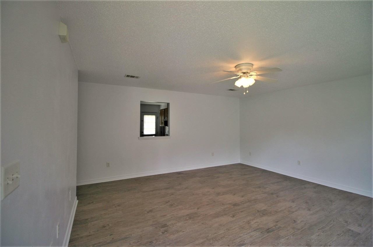 552 Brock Ave - Photo 3 of 13