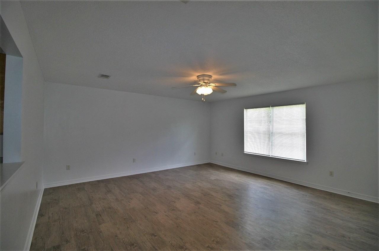 552 Brock Ave - Photo 4 of 13